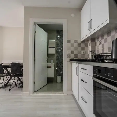 شقة Cozy Apartment With Central Location And Balcony Close To Beach In Muratpasa, Antalya
